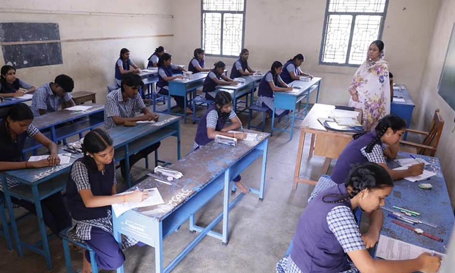 தமிழகம் முழுவதும் பிளஸ் 2  பொது தேர்வு தொடங்கியது